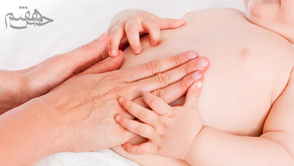 ماساژ شکم نوزاد با استفاده از روغن زیتون یا روغن بچه 