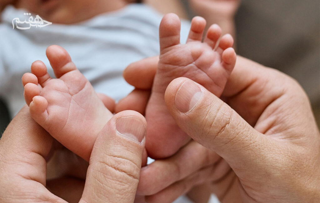 ماساژ یک کودک توسط پدرش